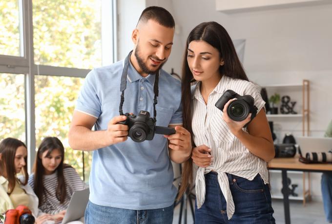 Fotografin bespricht sich mit Kollegen