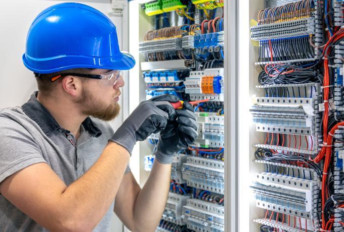 Elektriker bei der Arbeit